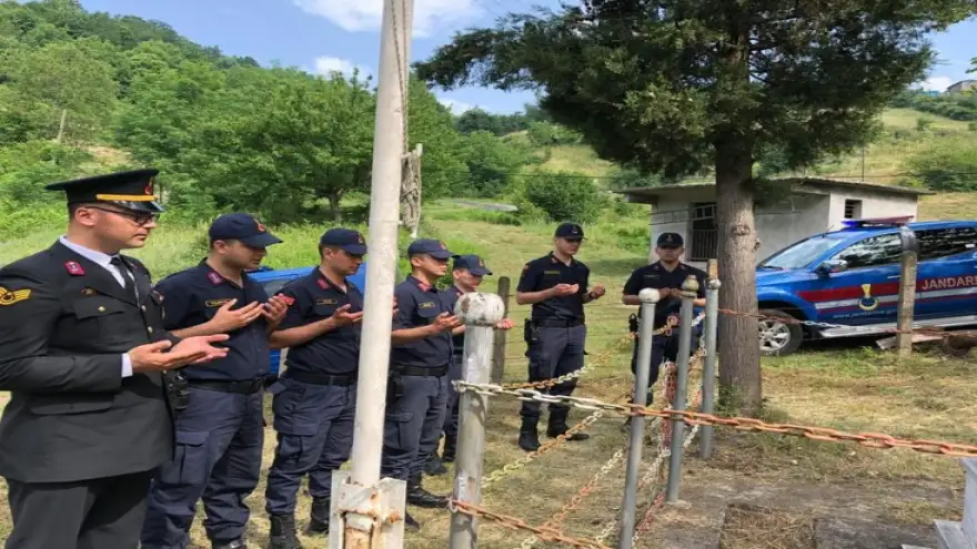 Jandarma’dan şehit ailelerine ve mezarlarına ziyaret…