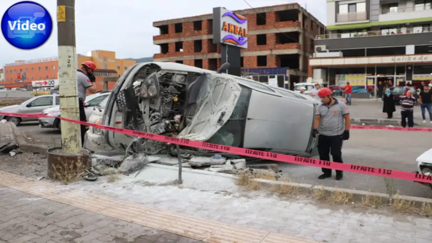 Araçların üzerine uçtu..