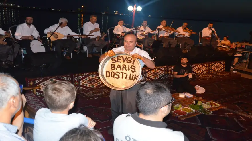 Sıra Gecesinde "Sevgi Barış Dostluk"