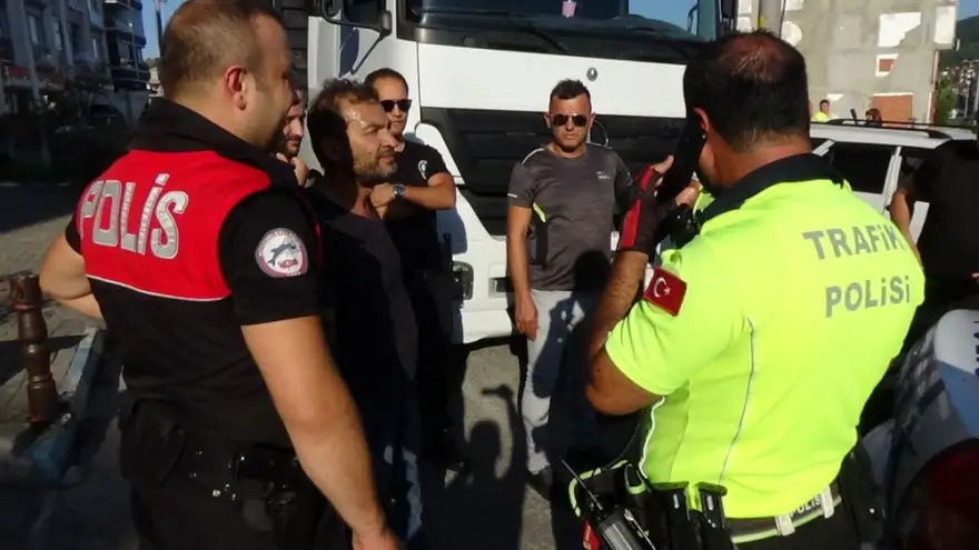 Polis ile tartıştı, soluğu karakolda aldı...