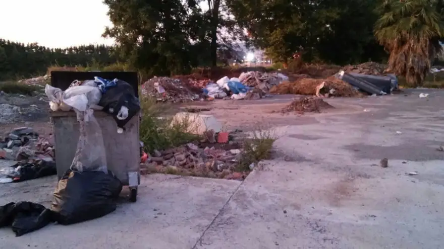 Gülüç spor tesisleri alanı çöp yuvasına dönüştü