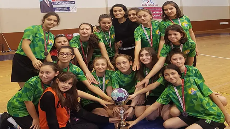 Kızlar, hentbolda Zonguldak 2.si