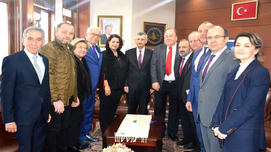 Annesi adına fakülteye 4 milyon lira bağışladı