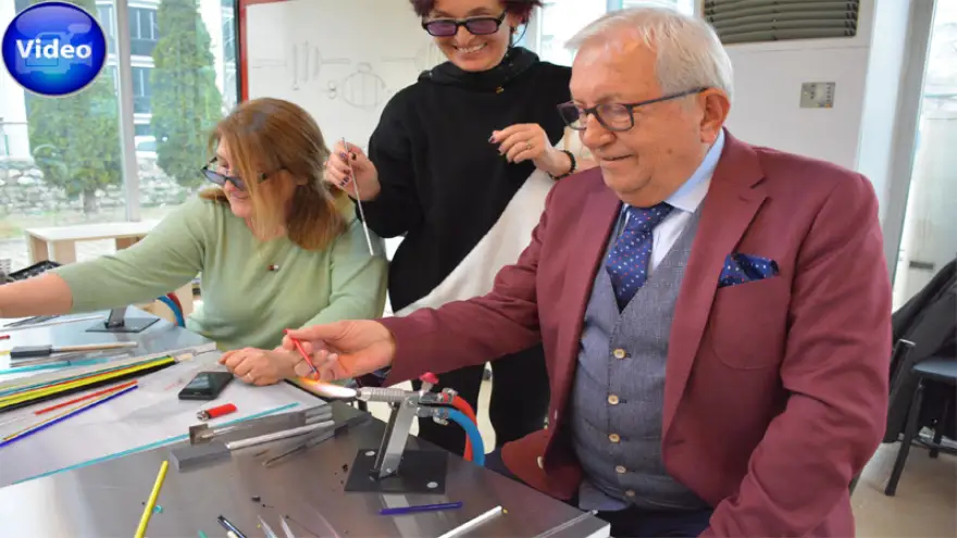 Posbıyık kursa katıldı cama şekil verdi