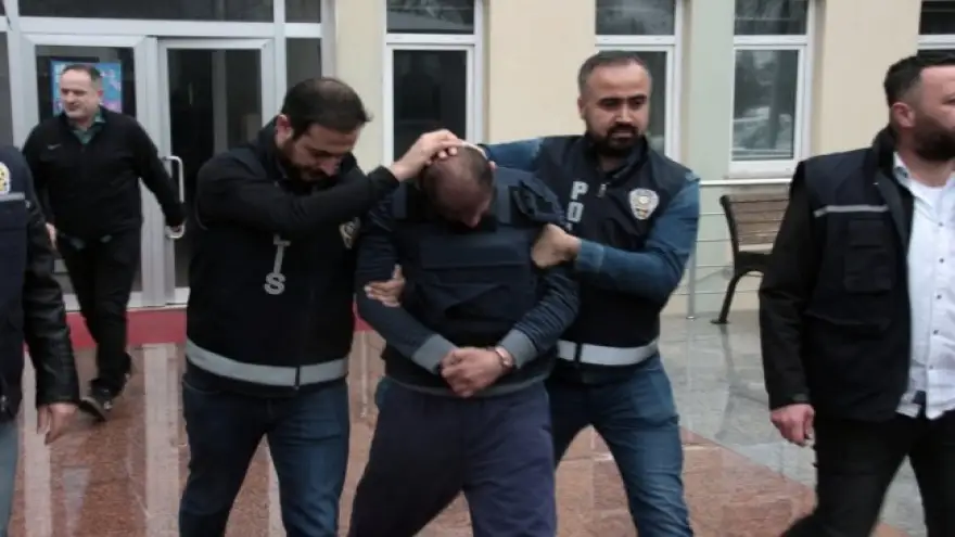 Zanlı çelik yelek giydirilerek emniyete götürüldü
