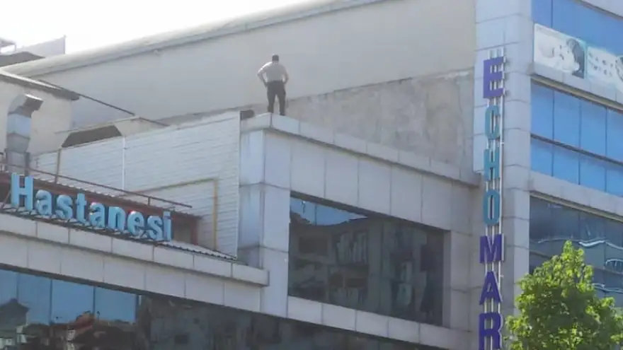 İstediği ilacı alamayınca, çatıya çıktı