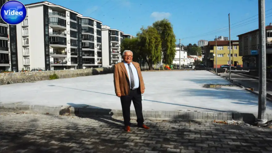 Belediye, gençler için halı saha yapıyor