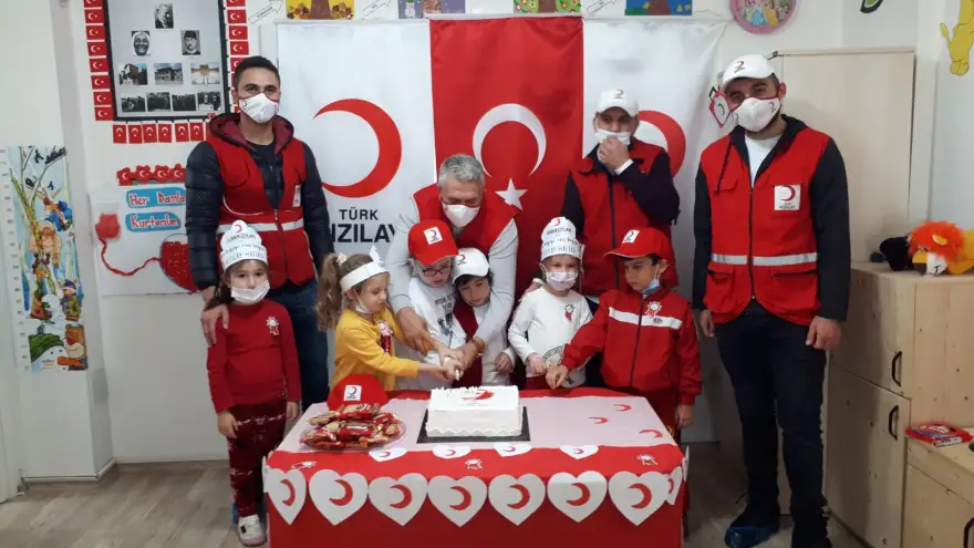 Miniklerden Kızılay haftası dolayısyla süpriz pasta