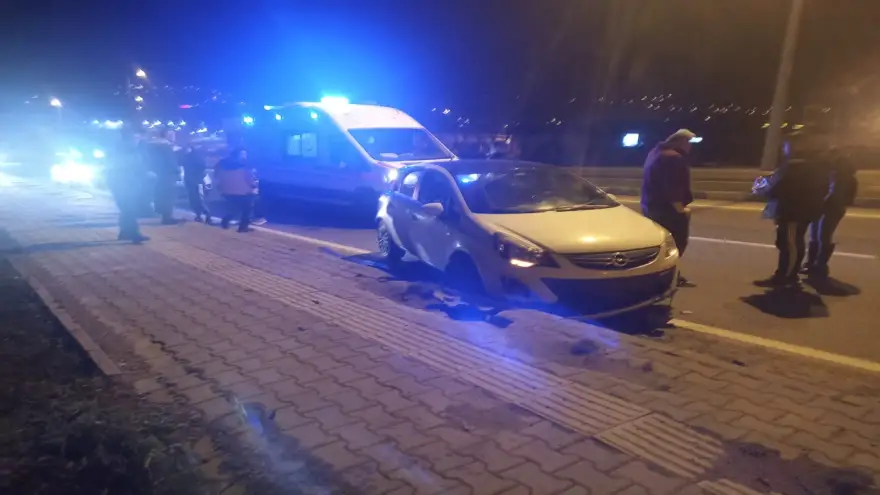 Direksiyon hakimiyetini kaybetti kaldırıma çarptı...