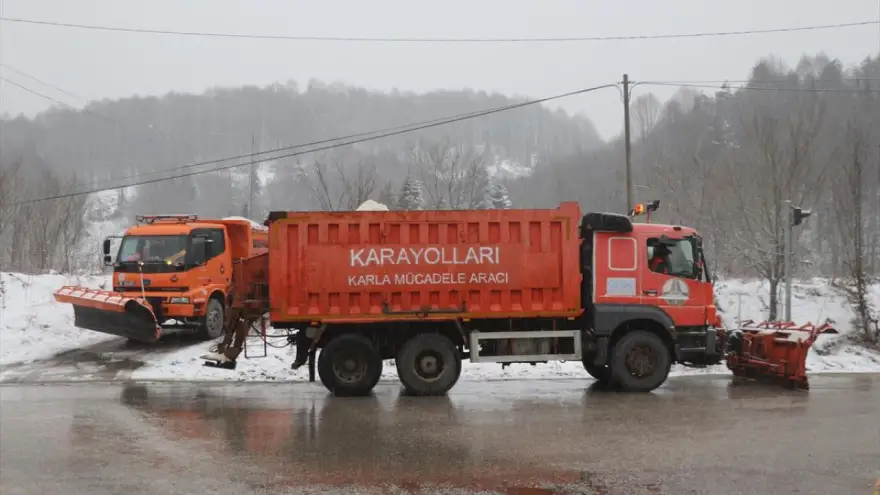 D-100 Karayolu'nun Bolu Dağı geçişinde kar yağışı başladı
