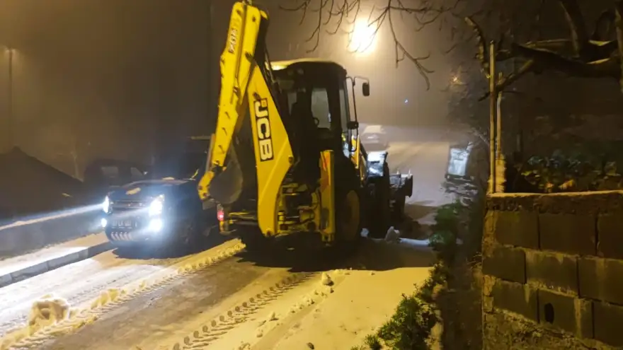 Yüksek kesimlerde kar ile temizleme çalışmaları devam ediyor..