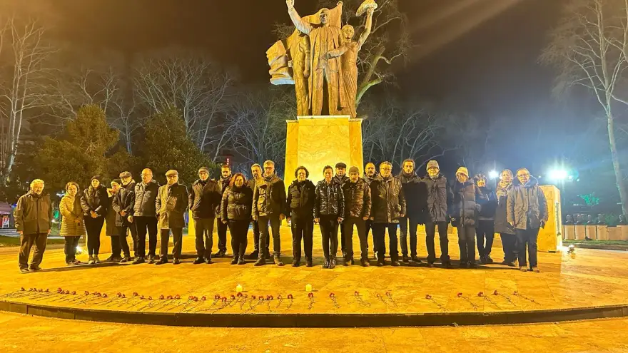 Depremde yitirdiğimiz vatandaşlarımız için karanfil bıraktılar