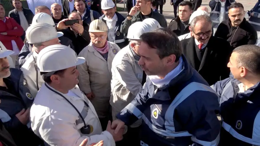 Bakan Bayraktar maden ocağında madencilerle yemek yedi