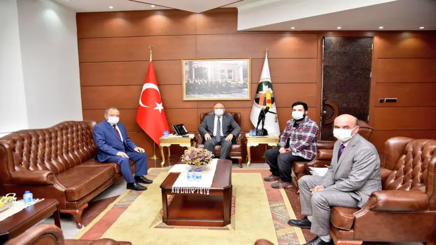 Türkiye’nin ilk cep uydusu maketi Zonguldak valisine takdim edildi