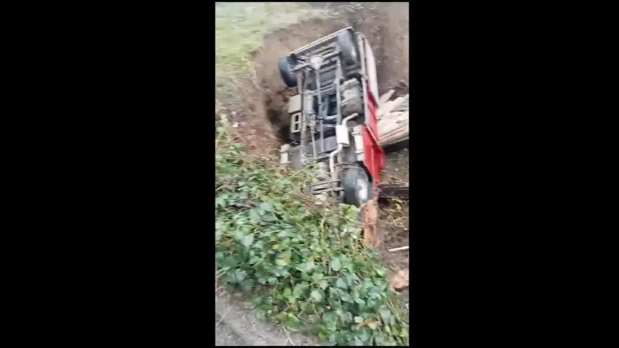 Kamyonet su kanalına uçtu...