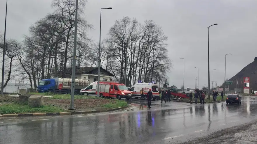 Sürücü takla atarak orta refüje çıktı