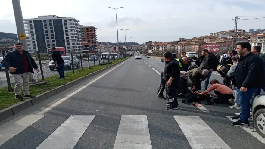 Motosiklet sürücüsünün çarptığı yaya ağır yaralandı