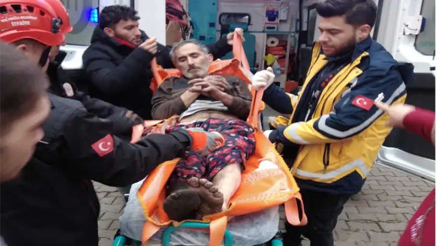 Paralarını saklamak isterken, apartman boşluğuna düştü..