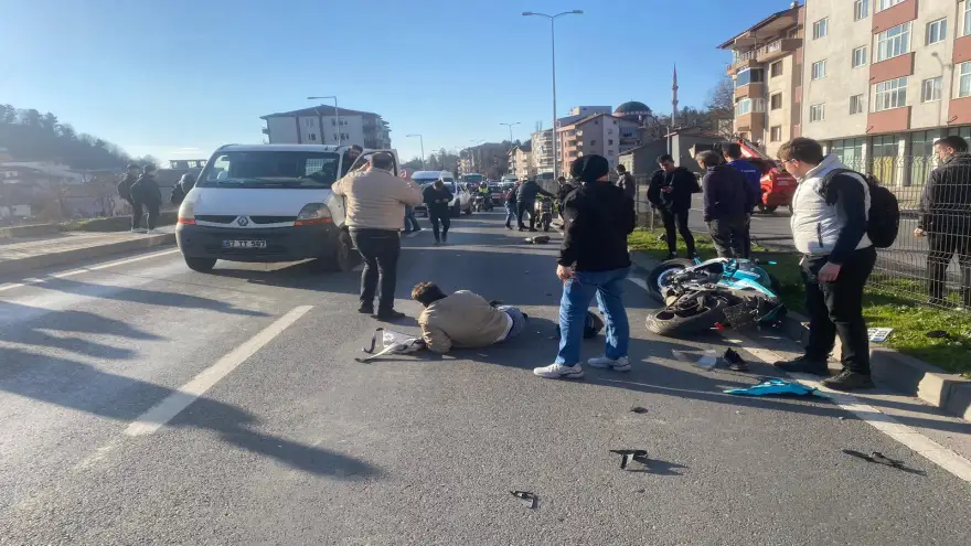 İki motosiklet ve otomobil çarpıştı..