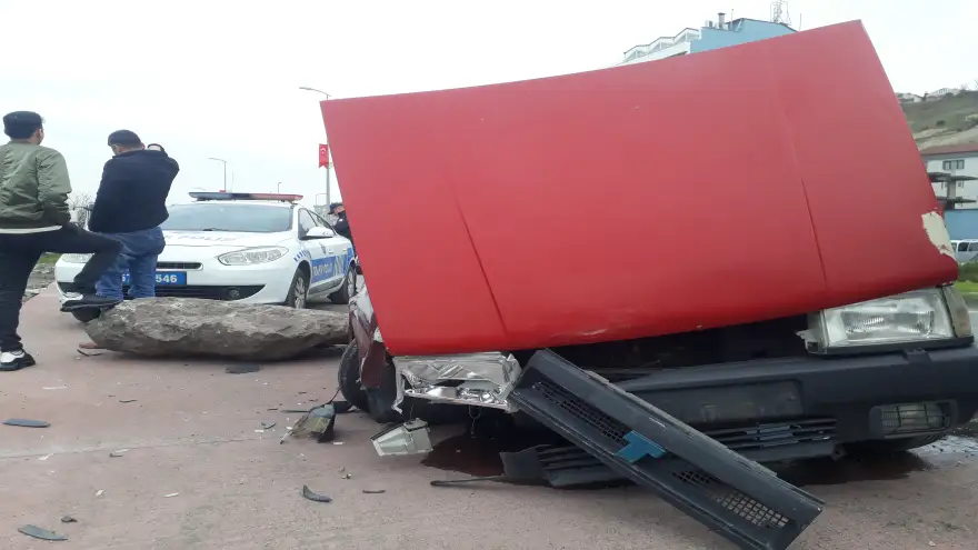 Tır ile çarpıştı, araçta bulunan 1 Kişi yaralandı..