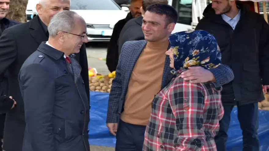 Sezer, halk pazarında taleplerini dinledi...