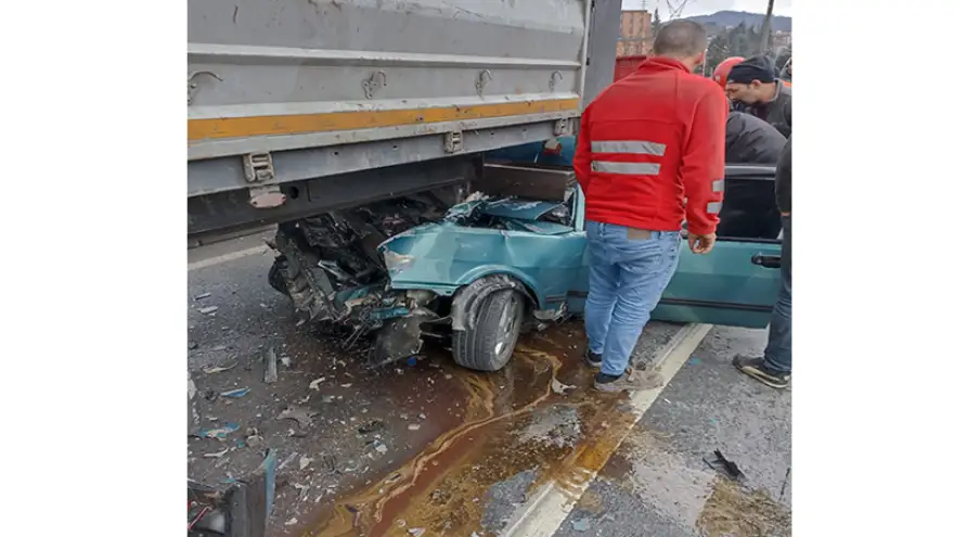 Tırın altına girdi,  sürücüyü itfaiye ekipleri zorlukla çıkardı...