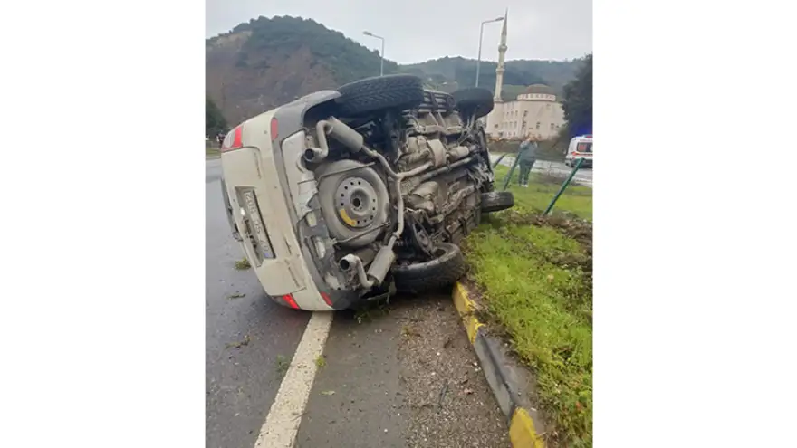 Sürücü aracına bakmak için ambulanstan indi...