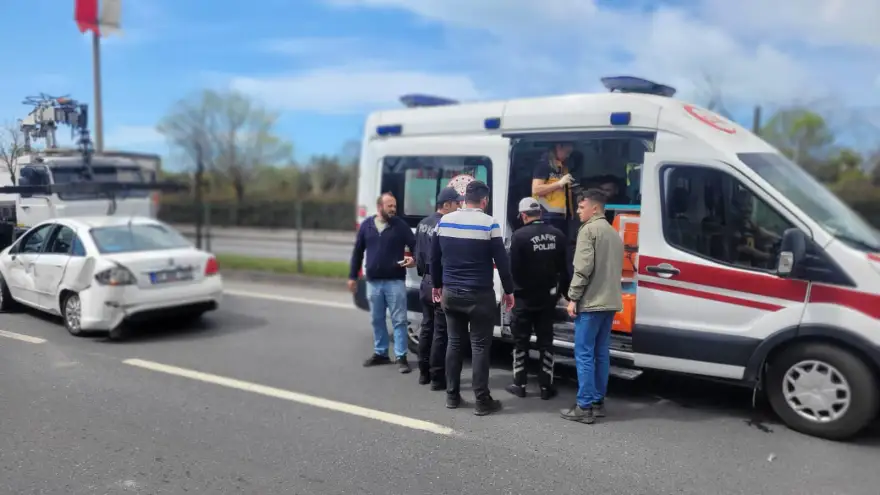 Beton mikseri otomobile çarptı: 2 Yaralı