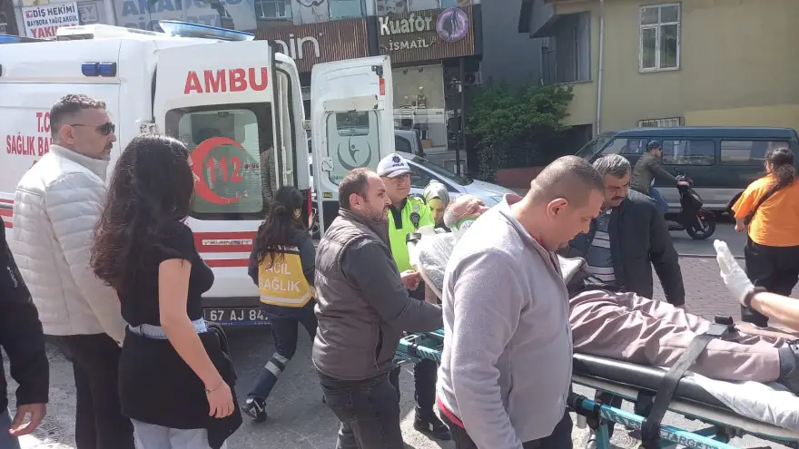 Yolun karşısına geçmek isteyen yayaya otomobil çarptı...