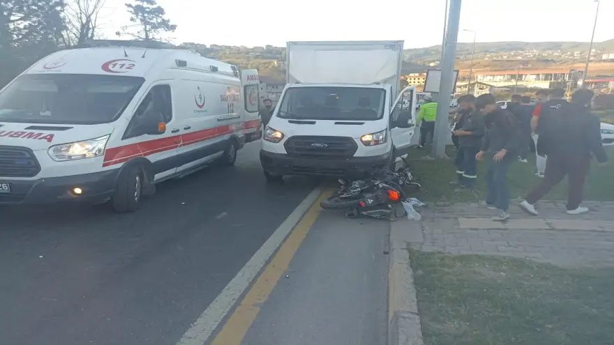Motosiklet sürücüsü, kamyonetin altına girdi..