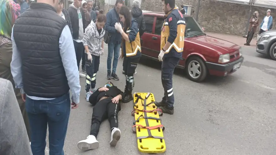 Motosiklet sürücüsü araca çarptı, yaralandı..