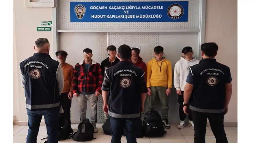 Ülkeye kaçak giren 6 Afganlı sınır dışı edildi...
