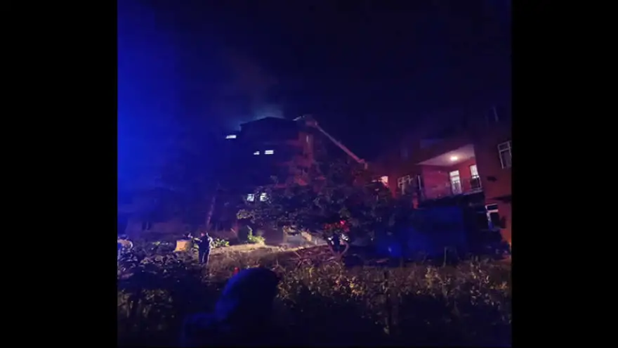 Çatı katında başlayan yangın, evi kullanılamaz hale getirdi