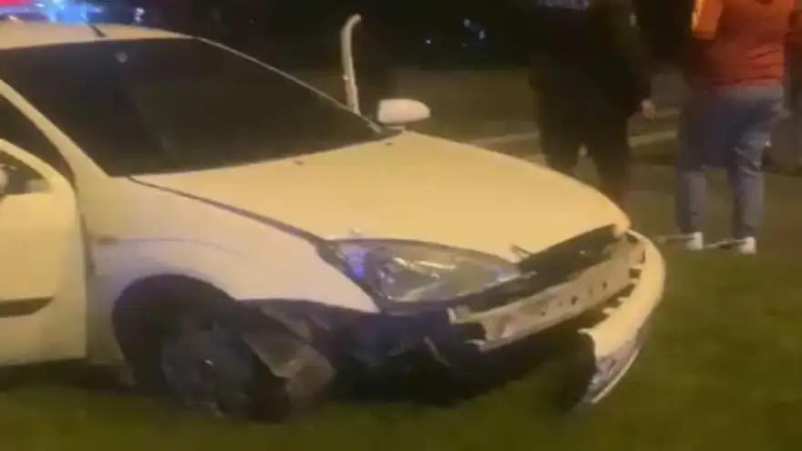 Otomobil sürücüsü yoldan çıkarak orta refuje çıktı...