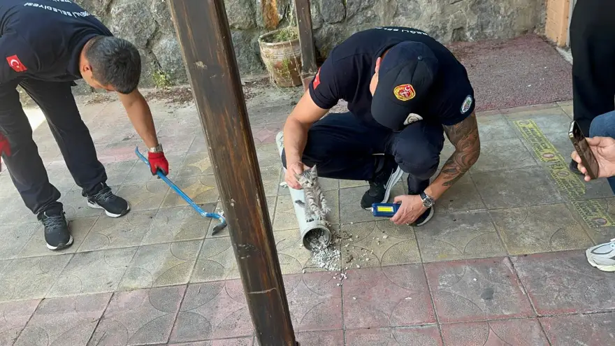 Su borusu içinde sıkışan yavru kediyi itfaiye ekipleri kurtardı.