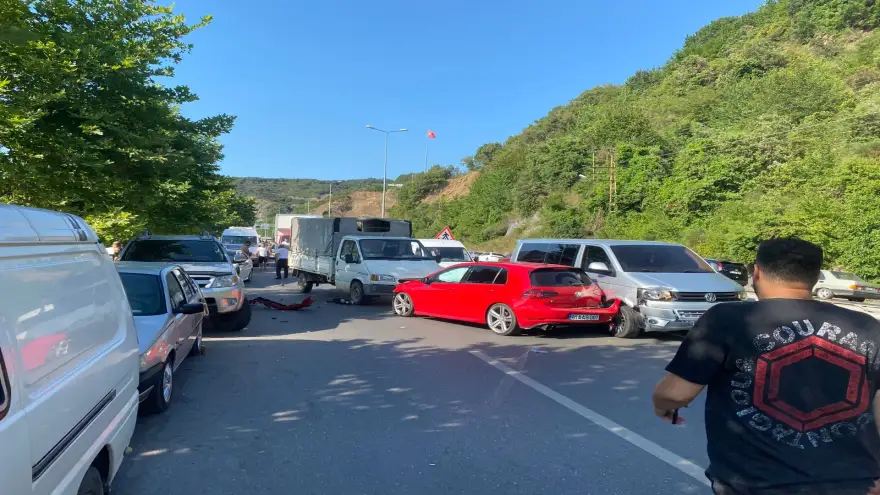 Plajlar mevkiinde kaza… 5 araç birbirine girdi…