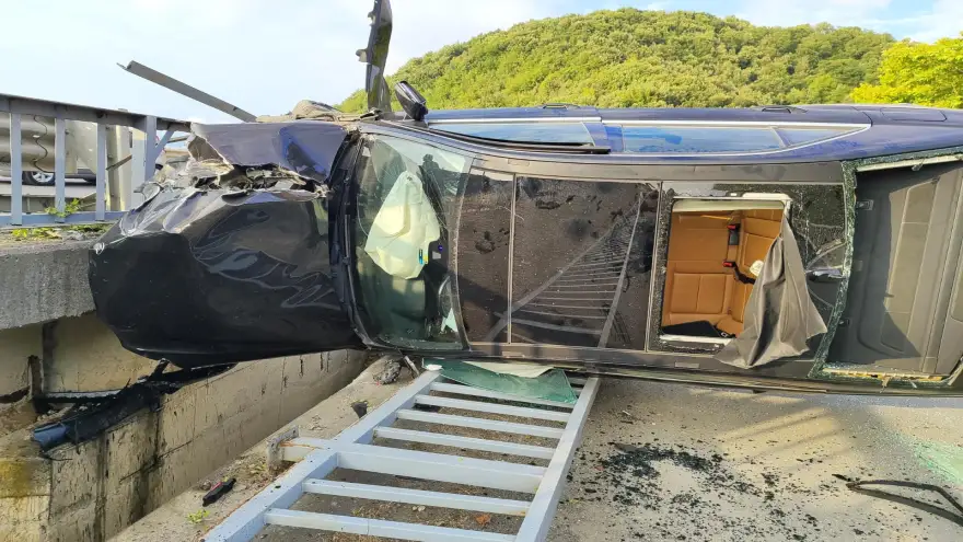 Korkuluklara çarptı, araçta sıkıştı