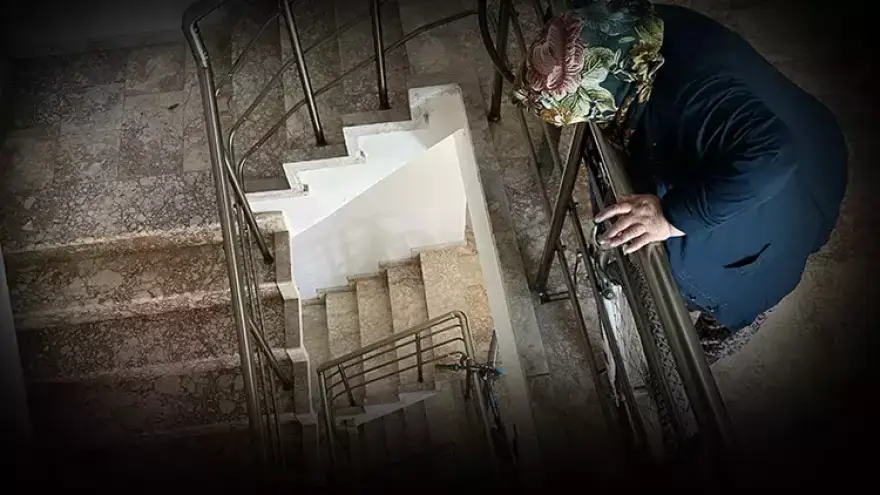 Merdiven boşluğuna düştü, hastanelik oldu...