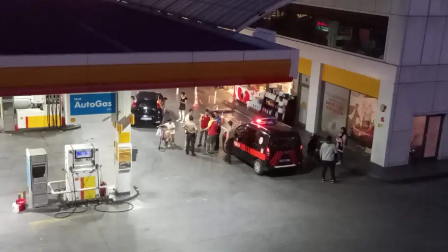 Aracını aniden hareket ettirince ortalık karıştı....