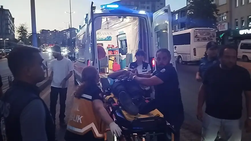 Motosiklet sürücüsü hatalı sollama yaptı, araca çarptı..