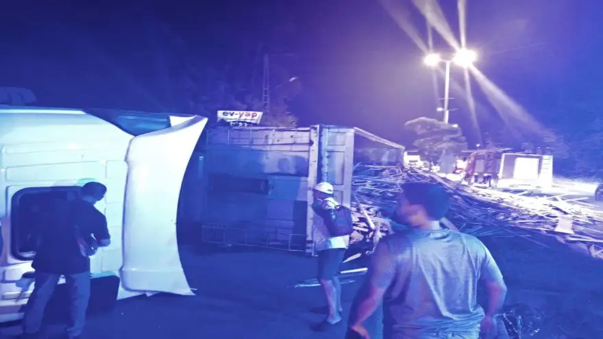 Tır devrildi, sürücü yaralandı..