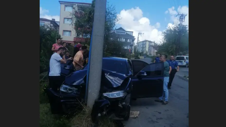 Köpeğe çarpmamak için elektrik direğine çarptı...