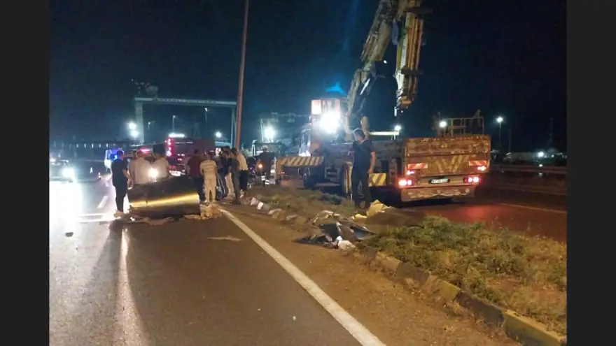 Tır'dan düşen saç rulosu otomobili eziyordu...