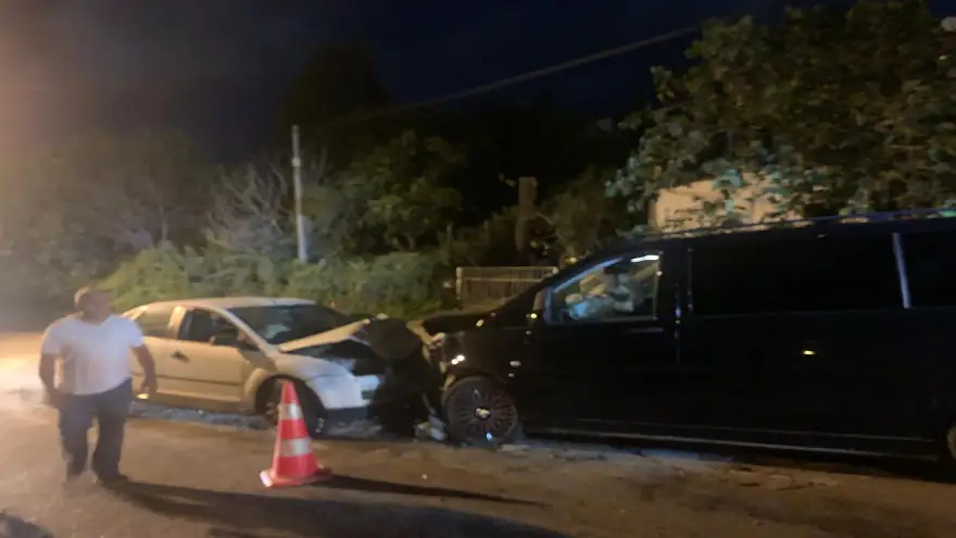 Kamyonet ile otomobil kafa kafaya çarpıştı: 1 Ölü