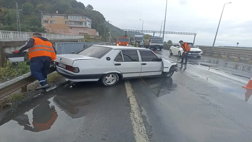 Yoldan çıkan otomobil bariyere çarptı...