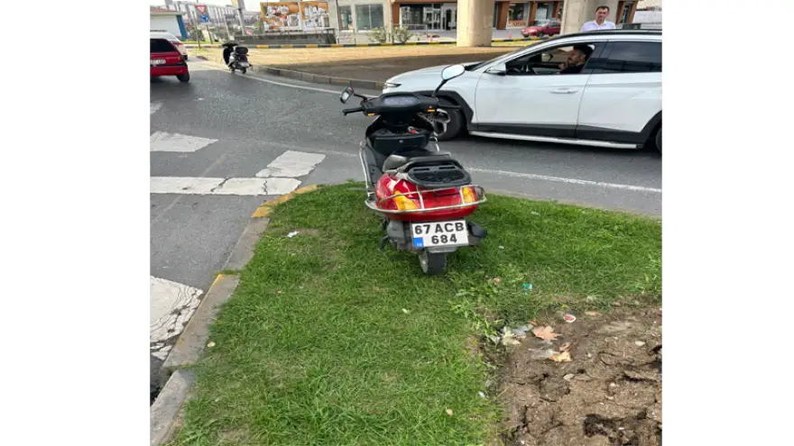 Motosiklet sürücüsü kaldırma çarparak durabildi...