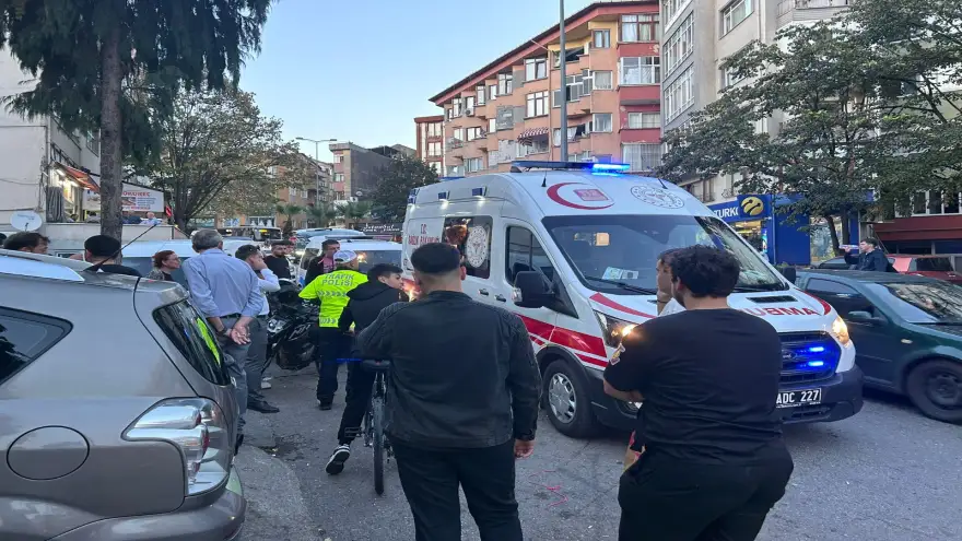 Motosiklet , tali yoldan çıkan otomobil ile çarpıştı.