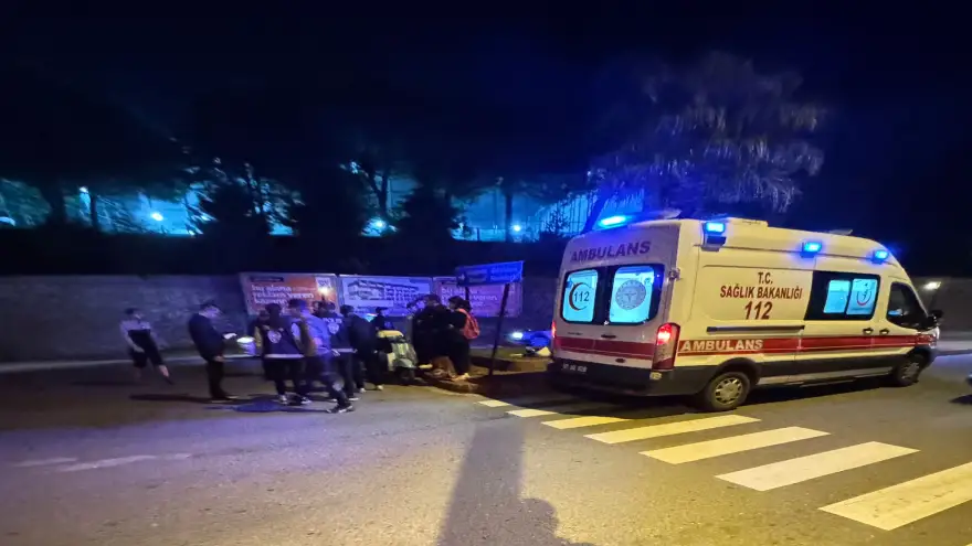 Hafif ticari kamyonet ile motosiklet çarpıştı...