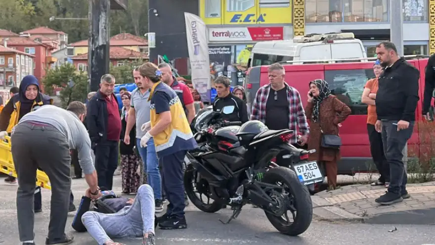 Motosiklet sürücüsü kamyona çarptı...