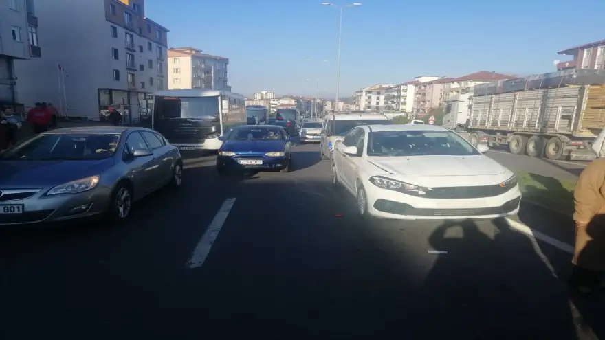 Yolun karşısına geçmek isteyen yayaya araba çarptı...